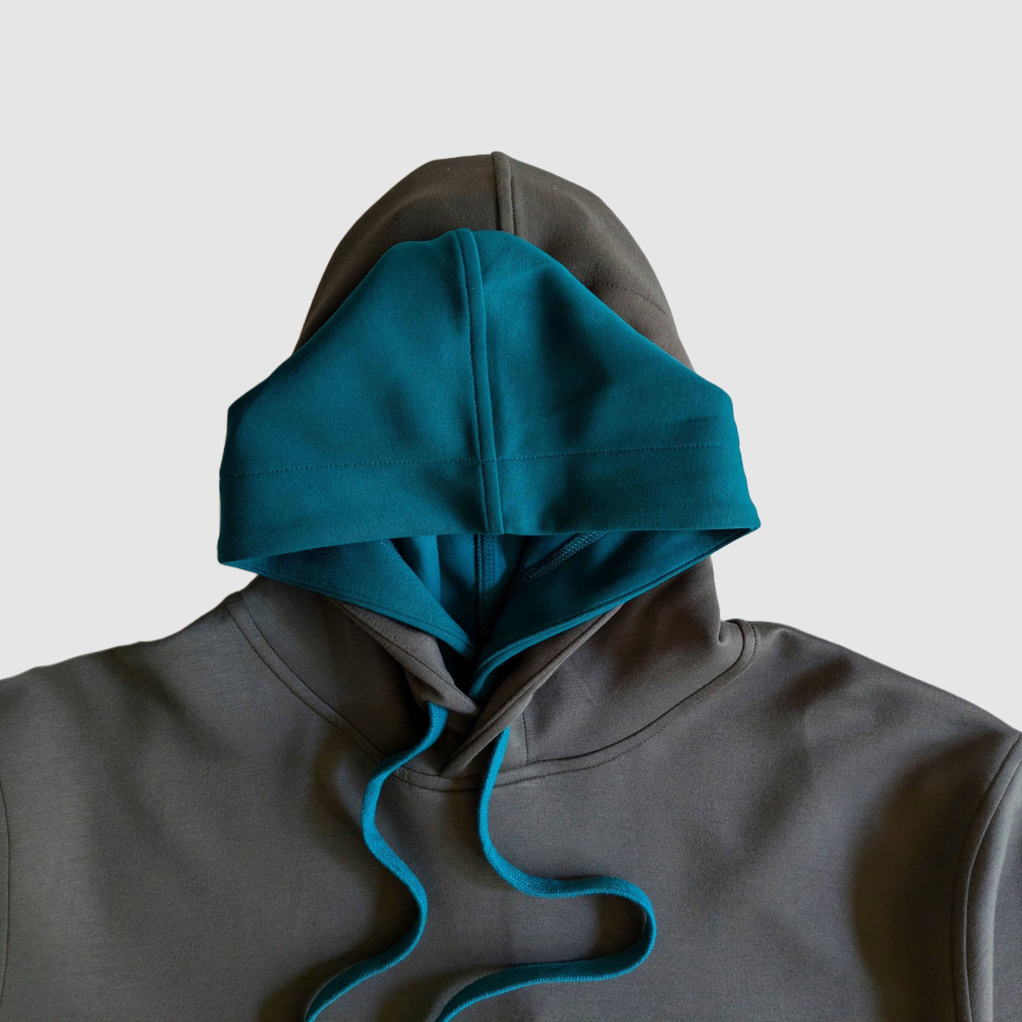 Detailed shot of the dual independent hoods featured on the Cloud 9 Hoodie in Graphite/Teal