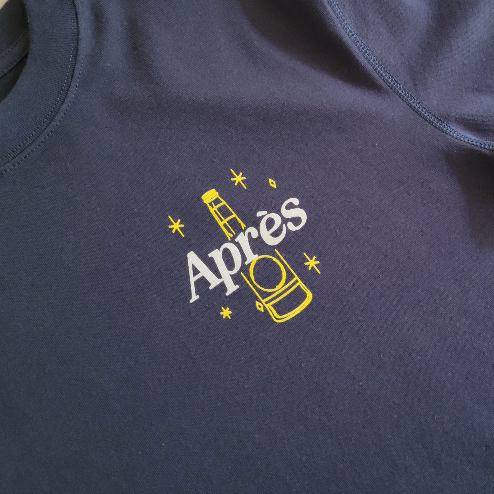 Detail shot of the Navy Après Tee fabric, illustrating its softness and durability for everyday wear.